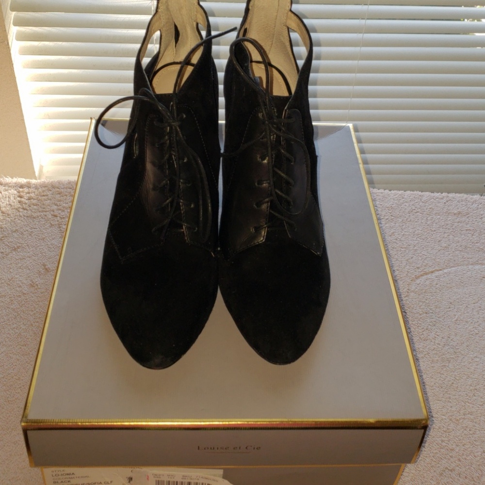 Blk booties perfect with Jean's or tights.